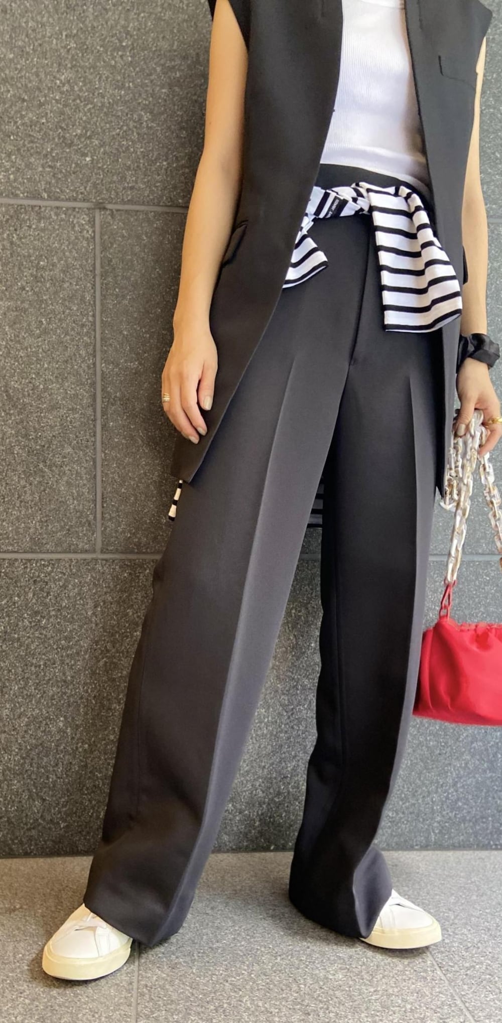 「スニーカー、モノトーン、白スニーカー、ジレ、アダムエロペ(ADAM ET ROPE')、大人女子、Adam et Rope'、モノトーンコーデ、モノトーンスタイル、腰巻きスタイル」｜「HVISKの【HVISK】JOLLY RUSH TWILL
(品番:EUX72060)（バッグ、レッド系）」を使った、ADAM ET ROPE' STAFFさん（レディース・157cm）の夏コーディネートの5枚目の写真