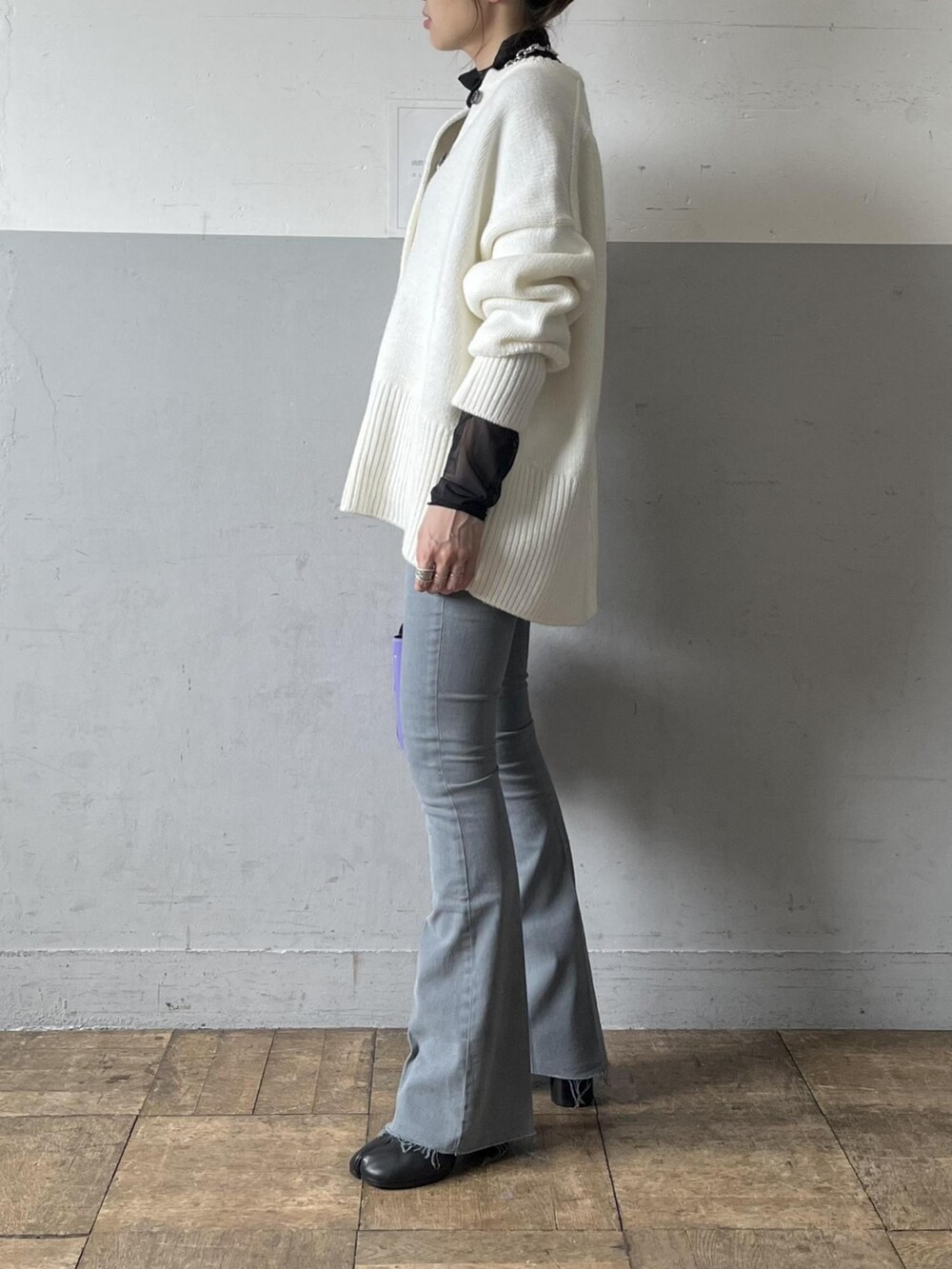 ホワイト系のカーディガン/ボレロ、ブラック系のTシャツ/カットソー、パープル系のハンドバッグを着用したレディースの夏コーディネートの2枚目の写真