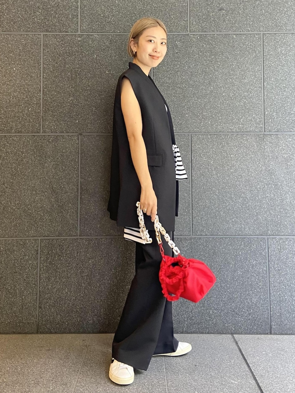 「スニーカー、モノトーン、白スニーカー、ジレ、アダムエロペ(ADAM ET ROPE')、大人女子、Adam et Rope'、モノトーンコーデ、モノトーンスタイル、腰巻きスタイル」｜「HVISKの【HVISK】JOLLY RUSH TWILL
(品番:EUX72060)（バッグ、レッド系）」を使った、ADAM ET ROPE' STAFFさん（レディース・157cm）の夏コーディネートの2枚目の写真