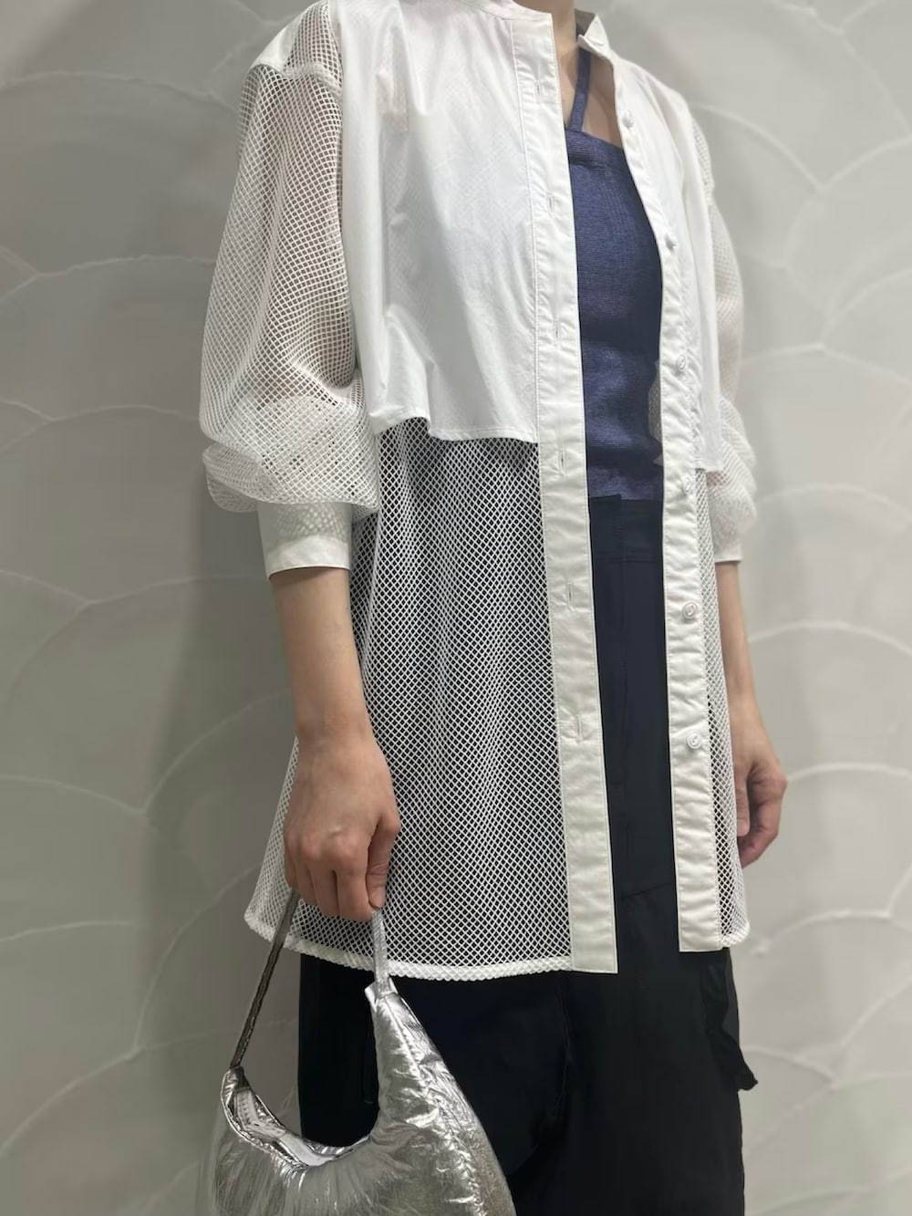 ホワイト系のシャツ/ブラウス、ブラック系のスカート、シルバー系のショルダーバッグを着用したレディースの春コーディネートの4枚目の写真