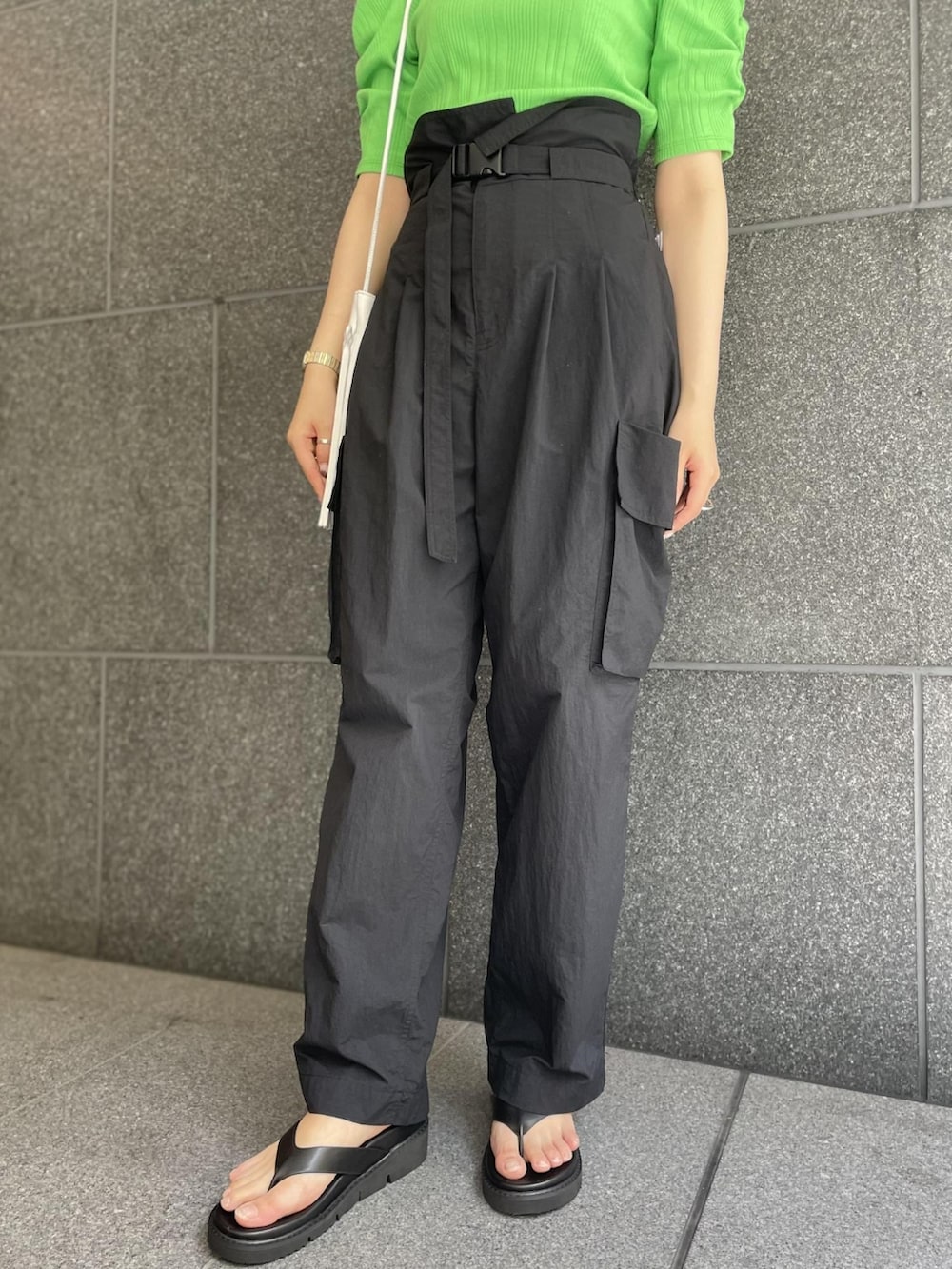 「ショルダーバッグ、サンダル、ワークパンツ、アダムエロペ(ADAM ET ROPE')、Adam et Rope'、夏コーデ、パフスリーブ、ナイロンパンツ、袖ボリューム、ボリューム袖」｜「ADAM ET ROPE'のパフショルダーリブプルオーバー（Tシャツ/カットソー、グリーン系）」を使った、ADAM ET ROPE' STAFFさん（レディース・156cm）の春コーディネートの4枚目の写真