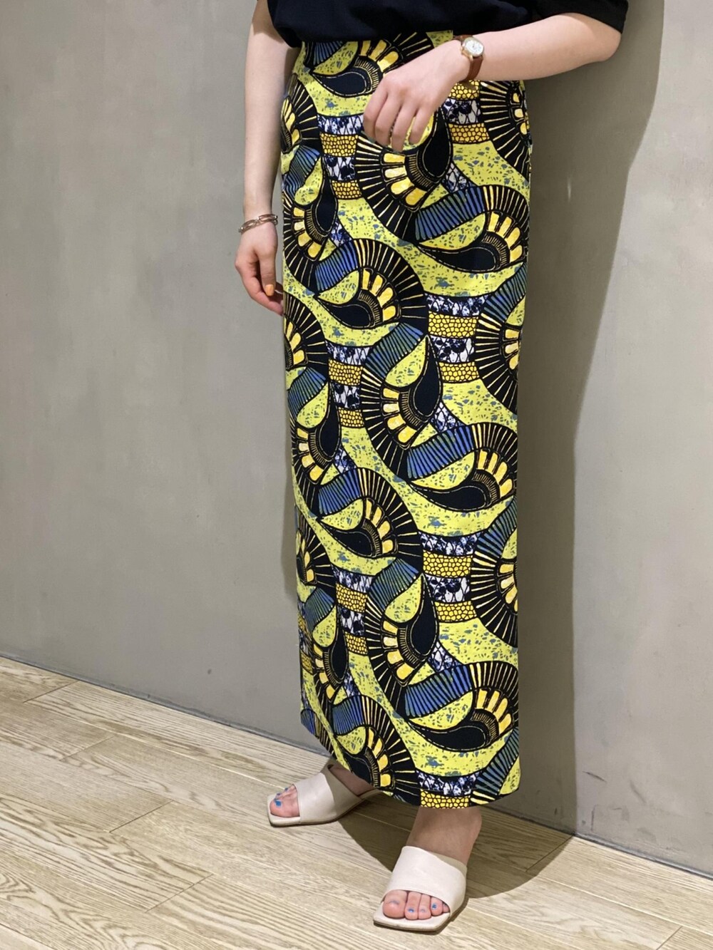 「アダムエロペ(ADAM ET ROPE')、Adam et Rope'、パフスリーブ、パフ袖、Tシャツ、Tシャツ/カットソー、ボリューム袖、袖ボリューム、タイトスカート、ロングスカート、サンダル、夏コーデ、春夏コーデ、オトナカジュアル、大人カジュアル」｜「ADAM ET ROPE'のパフＴシャツ（Tシャツ/カットソー、ブラック系）」を使った、ADAM ET ROPE' STAFFさん（レディース・158cm）の春コーディネートの3枚目の写真