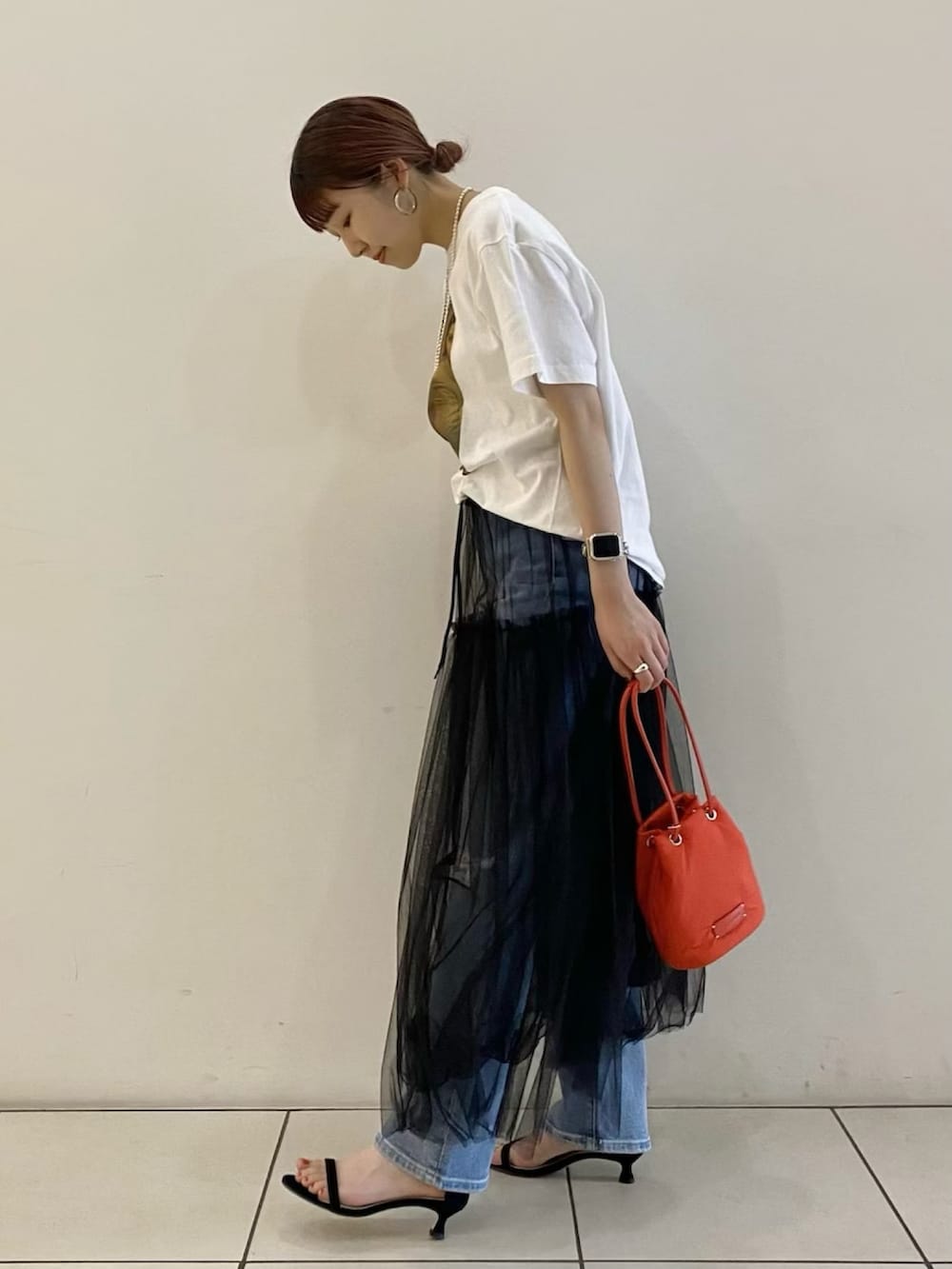 「休日スタイル、アダムエロペ(ADAM ET ROPE')、Adam et Rope'、adametrope、アダムエロペ、フォトT、デニム、レイヤードスタイル、大人可愛い、おでかけコーデ、春夏コーデ」｜「ADAM ET ROPE'の【Study for BIOTOP】Photo T-shirts（Tシャツ/カットソー、ホワイト系）」を使った、ADAM ET ROPE' STAFFさん（レディース・157cm）の春コーディネートの2枚目の写真