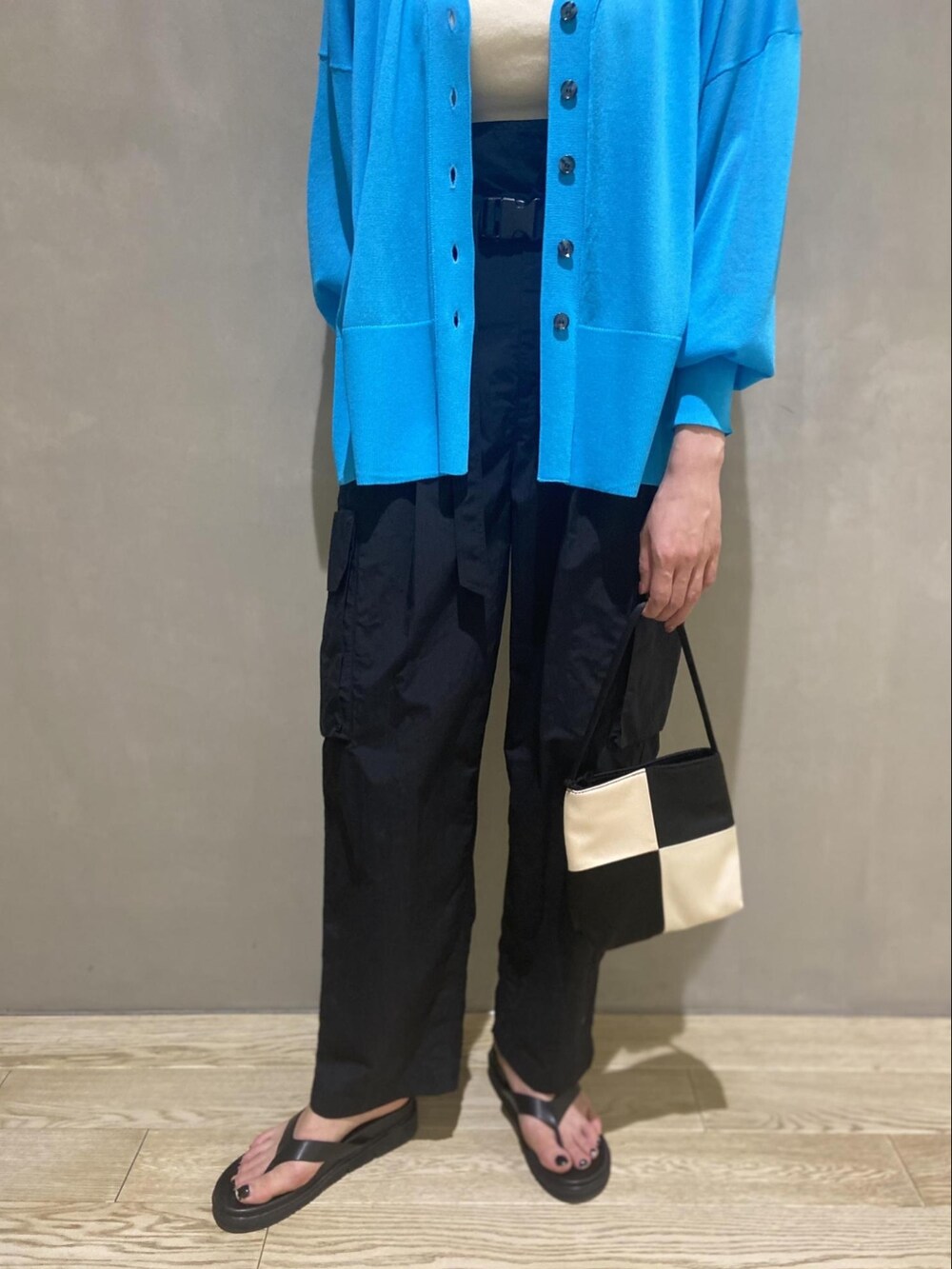 「カーディガン、ハイウエスト、ワークパンツ、アダムエロペ(ADAM ET ROPE')、Adam et Rope'、春コーデ、シアー、ラクチンコーデ、ナイロンパンツ、初夏コーデ」｜「ADAM ET ROPE'の【公式サイト・直営店舗限定】［ibipio］oval chain necklace (品番:GAZ62060)（ネックレス、シルバー系）」を使った、ADAM ET ROPE' STAFFさん（レディース・165cm）の春コーディネートの3枚目の写真