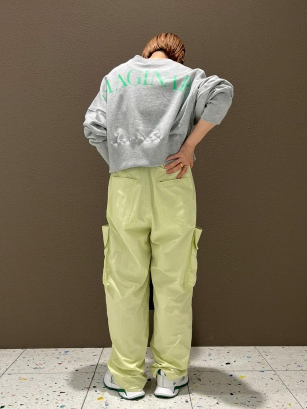 「カーディガン、スウェット、スニーカー、スニーカーコーデ、カーゴパンツ、白スニーカー、ワークパンツ、アダムエロペ(ADAM ET ROPE')、Adam et Rope'、ナイロンパンツ」｜「ADAM ET ROPE'の【サステナブル】リサイクルナイロンワークパンツ（その他パンツ、グリーン系）」を使った、ADAM ET ROPE' STAFFさん（レディース・153cm）の春コーディネートの3枚目の写真