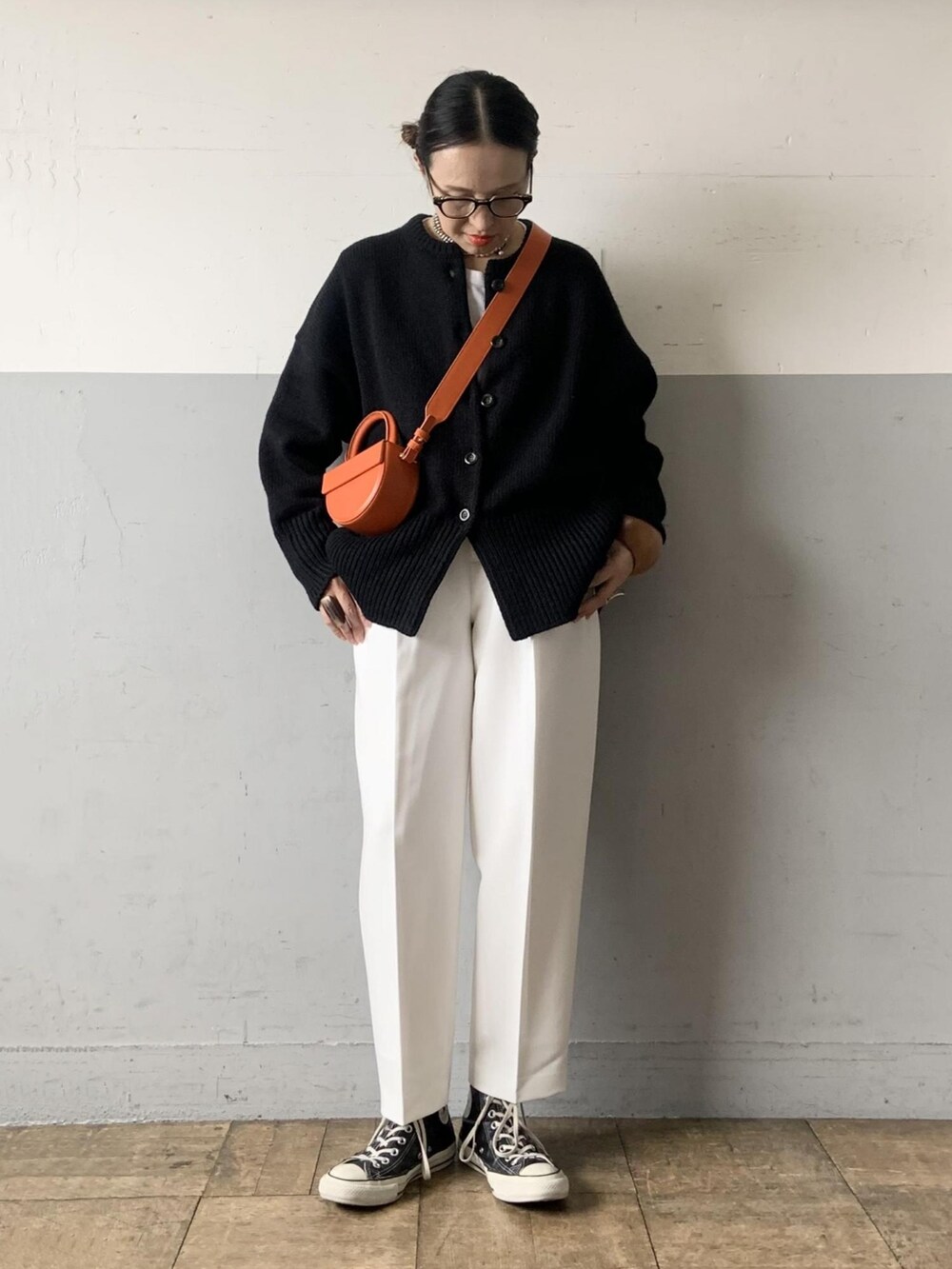 ブラック系のカーディガン/ボレロ、ホワイト系のスラックス、ホワイト系のTシャツ/カットソーを着用したレディースの夏コーディネートの2枚目の写真