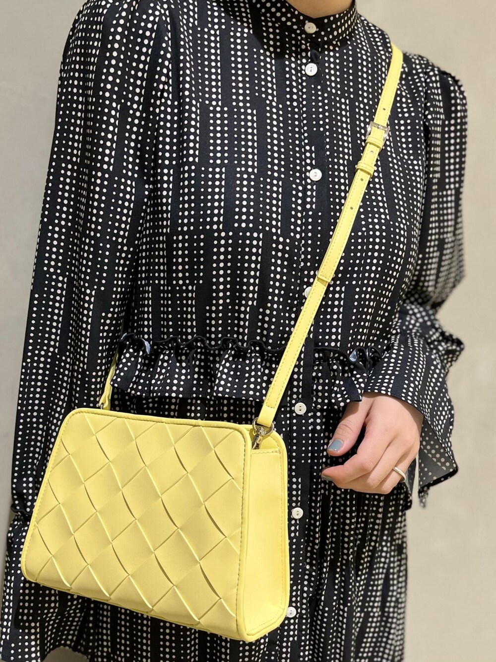 「ワンピース、ショルダーバッグ、サンダル、アダムエロペ(ADAM ET ROPE')、春、ロングワンピース、Adam et Rope'、春コーデ、春夏コーデ、サンダルコーデ」｜「ADAM ET ROPE'の【一部直営店舗・WEB限定】フリルギャザーティアードワンピース（ワンピース、ブラック系）」を使った、ADAM ET ROPE' STAFFさん（レディース・158cm）の春コーディネートの4枚目の写真