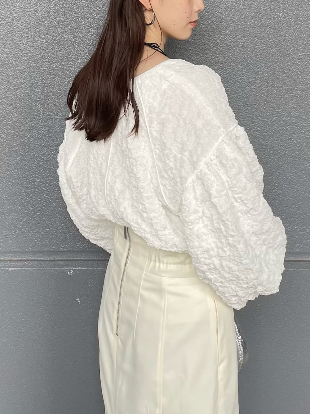 ホワイト系のシャツ/ブラウス、ホワイト系のスカート、ブラック系のブーツを着用したレディースの春コーディネートの5枚目の写真