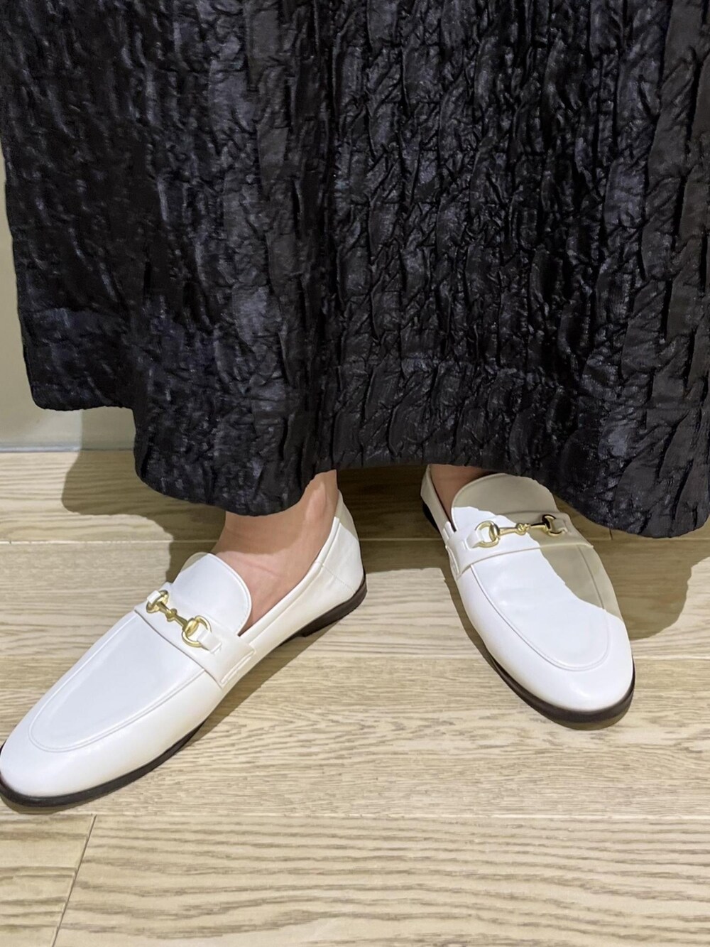 ホワイト系のローファー、レッド系のカーディガン/ボレロ、ブラック系のワンピースを着用したレディースの夏コーディネートの5枚目の写真