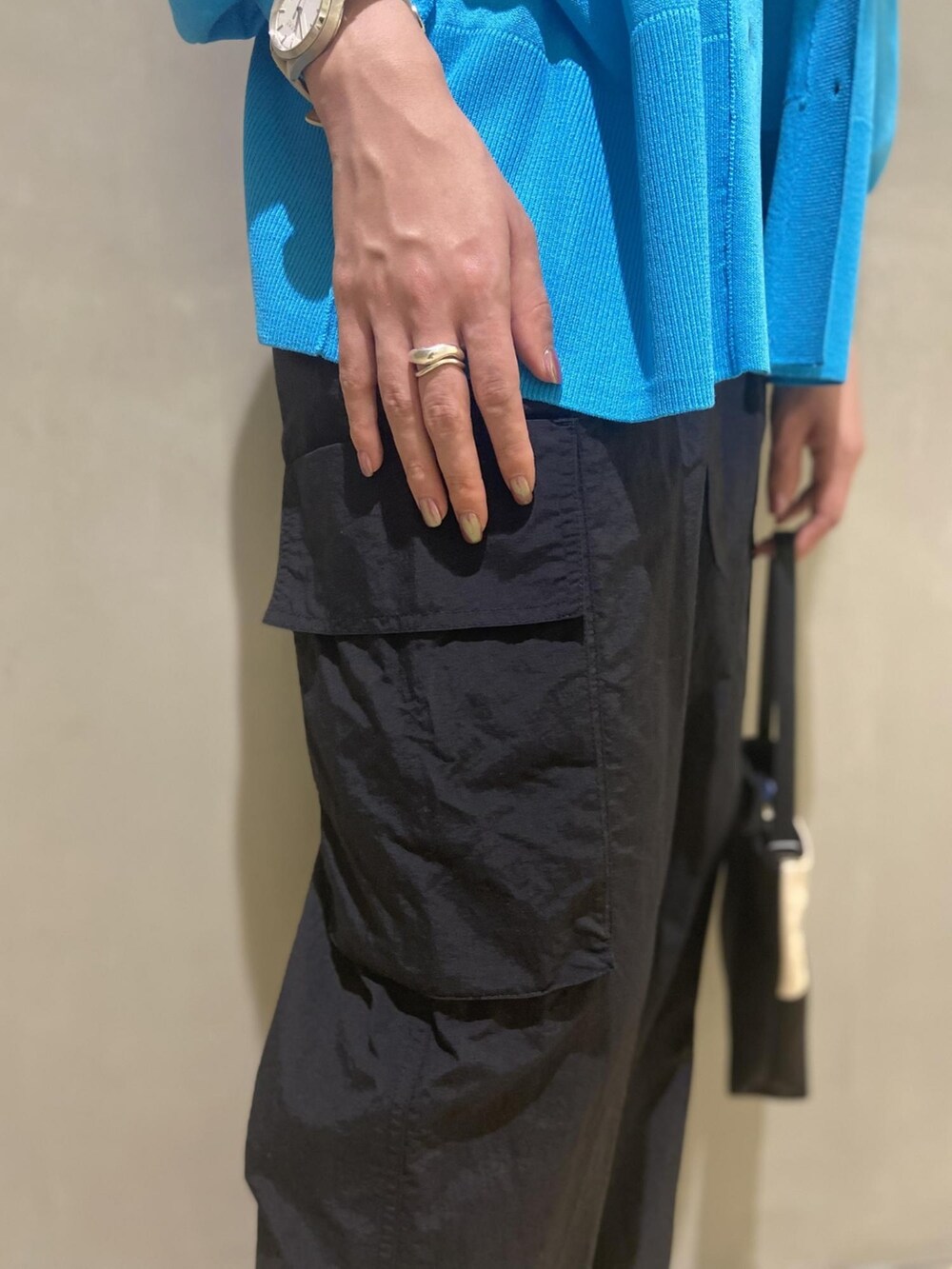 「カーディガン、ハイウエスト、ワークパンツ、アダムエロペ(ADAM ET ROPE')、Adam et Rope'、春コーデ、シアー、ラクチンコーデ、ナイロンパンツ、初夏コーデ」｜「ADAM ET ROPE'の【公式サイト・直営店舗限定】［ibipio］oval chain necklace (品番:GAZ62060)（ネックレス、シルバー系）」を使った、ADAM ET ROPE' STAFFさん（レディース・165cm）の春コーディネートの4枚目の写真