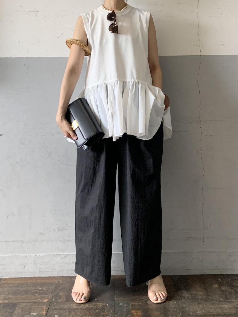 ホワイト系のTシャツ/カットソー、ブラック系のショルダーバッグ、ブラック系のその他パンツを着用したレディースの夏コーディネートの2枚目の写真