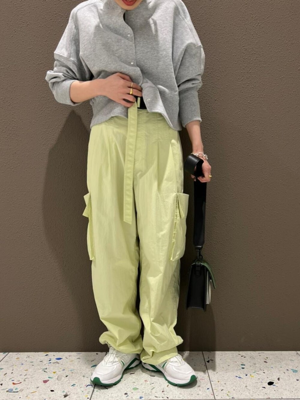 「カーディガン、スウェット、スニーカー、スニーカーコーデ、カーゴパンツ、白スニーカー、ワークパンツ、アダムエロペ(ADAM ET ROPE')、Adam et Rope'、ナイロンパンツ」｜「ADAM ET ROPE'の【サステナブル】リサイクルナイロンワークパンツ（その他パンツ、グリーン系）」を使った、ADAM ET ROPE' STAFFさん（レディース・153cm）の春コーディネートの4枚目の写真
