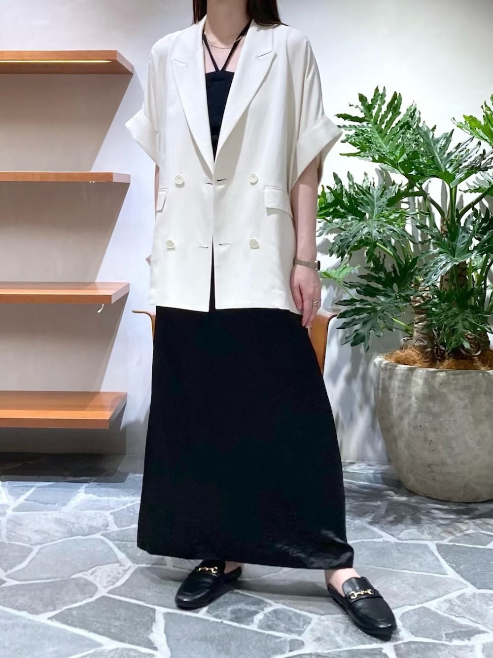 ホワイト系のその他アウター、ブラック系のキャミソール、ブラック系のローファーを着用したレディースの春コーディネートの2枚目の写真