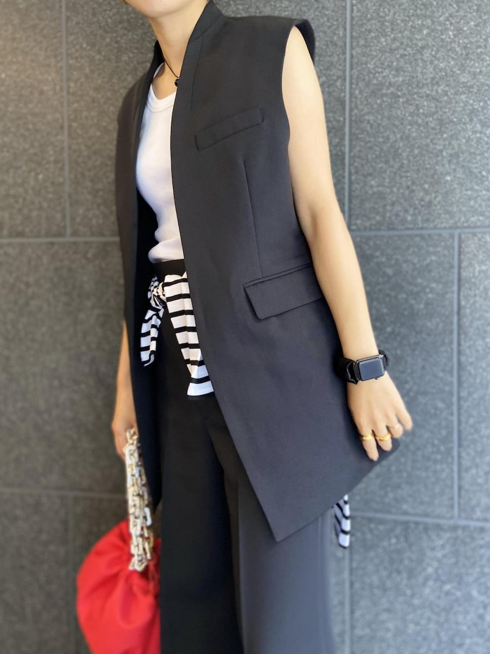 「スニーカー、モノトーン、白スニーカー、ジレ、アダムエロペ(ADAM ET ROPE')、大人女子、Adam et Rope'、モノトーンコーデ、モノトーンスタイル、腰巻きスタイル」｜「HVISKの【HVISK】JOLLY RUSH TWILL
(品番:EUX72060)（バッグ、レッド系）」を使った、ADAM ET ROPE' STAFFさん（レディース・157cm）の夏コーディネートの3枚目の写真