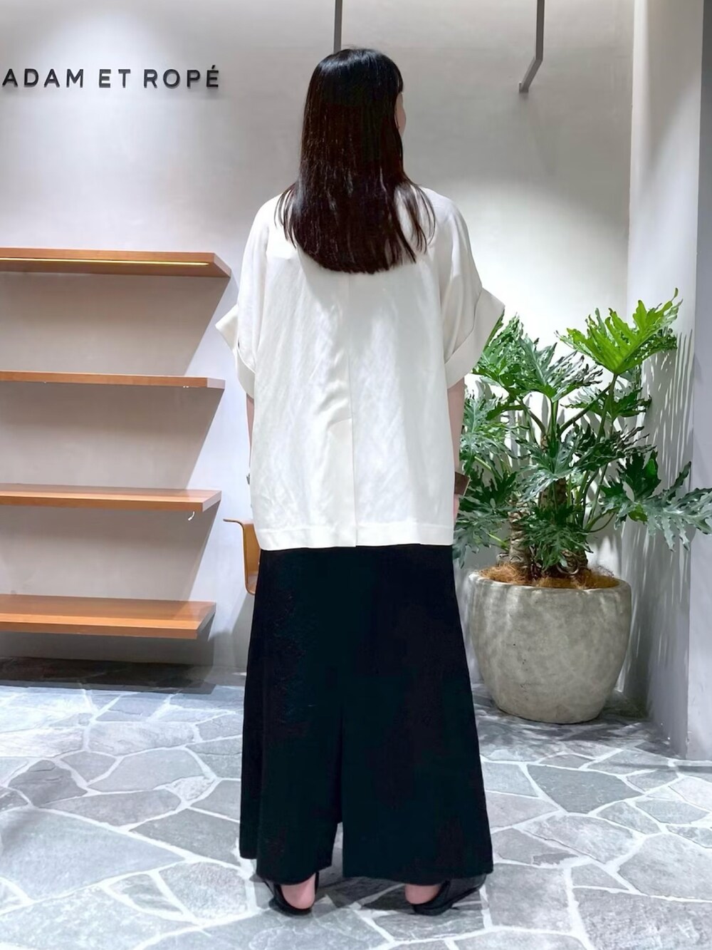 ホワイト系のその他アウター、ブラック系のキャミソール、ブラック系のローファーを着用したレディースの春コーディネートの4枚目の写真