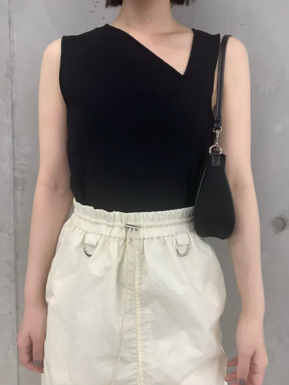 「モノトーン、休日コーデ、アダムエロペ(ADAM ET ROPE')、Adam et Rope'、カジュアルコーデ、アダムエロペ、低身長コーデ、adametrope、ナイロンスカート、スボーツミックス」｜「ADAM ET ROPE'のアシメタンクニット（タンクトップ、ブラック系）」を使った、ADAM ET ROPE' STAFFさん（レディース・154cm）の春コーディネートの5枚目の写真