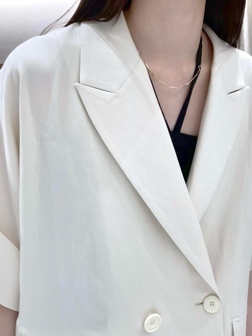 ホワイト系のその他アウター、ブラック系のキャミソール、ブラック系のローファーを着用したレディースの春コーディネートの5枚目の写真