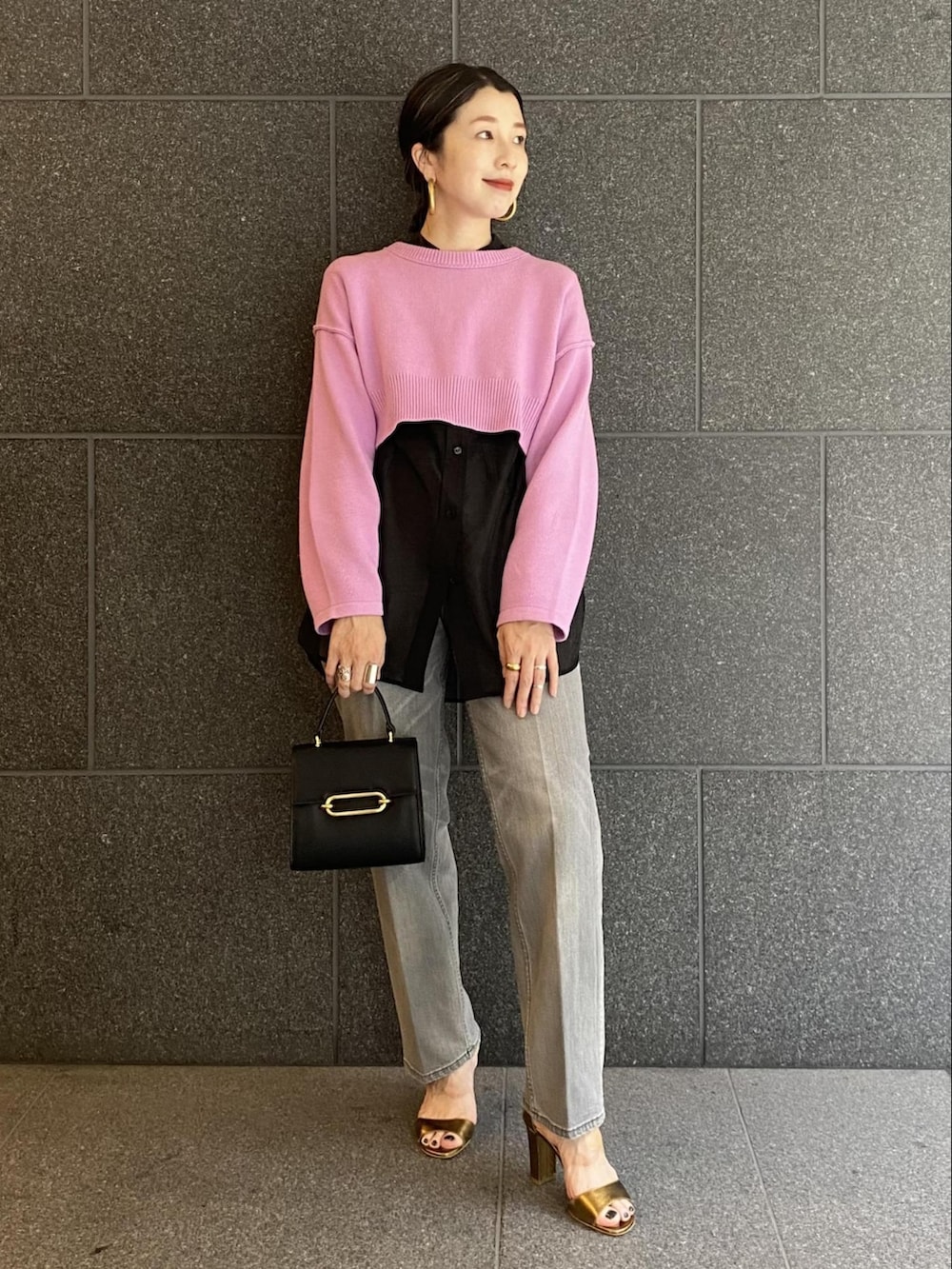 ブラック系のシャツ/ブラウス、ピンク系のニット/セーター、グレー系のデニムパンツを着用したレディースの夏コーディネートの2枚目の写真