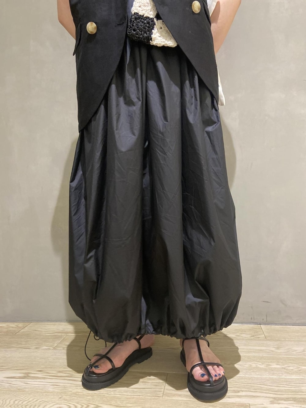 「ワンピース、モノトーン、サンダル、ジレ、アダムエロペ(ADAM ET ROPE')、Adam et Rope'、モノトーンコーデ、夏コーデ、ワンピーススタイル、ジレスタイル」｜「ADAM ET ROPE'のリブコンビバルーンワンピース（ワンピース、ブラック系）」を使った、ADAM ET ROPE' STAFFさん（レディース・160cm）の夏コーディネートの4枚目の写真