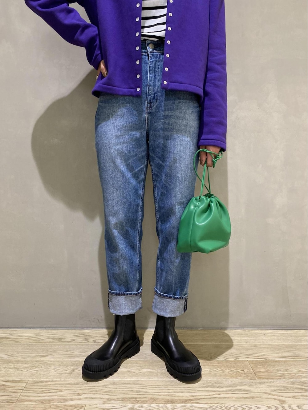 「ボーダー、ショートブーツ、デニムパンツ、巾着バッグ、アダムエロペ(ADAM ET ROPE')、Adam et Rope'、カジュアルコーデ、アニエスベー、agnes b.、秋先取りコーデ」｜「agnes b.の【agnes b. pour ADAM ET ROPE'】CARDIGAN PRESSIONS（カーディガン/ボレロ、パープル系）」を使った、ADAM ET ROPE' STAFFさん（レディース・165cm）の夏コーディネートの3枚目の写真