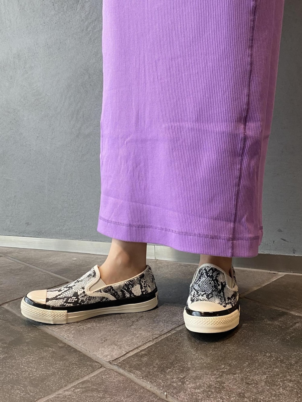 「カーディガン、ワンピース、夏、スリッポン、パープル、アダムエロペ(ADAM ET ROPE')、ロングワンピース、Adam et Rope'、夏コーデ、セットアイテム」｜「ADAM ET ROPE'の【サステナブル】ハーフスリーブカーディガンコンビワンピース（ワンピース、パープル系）」を使った、ADAM ET ROPE' STAFFさん（レディース・156cm）の夏コーディネートの3枚目の写真