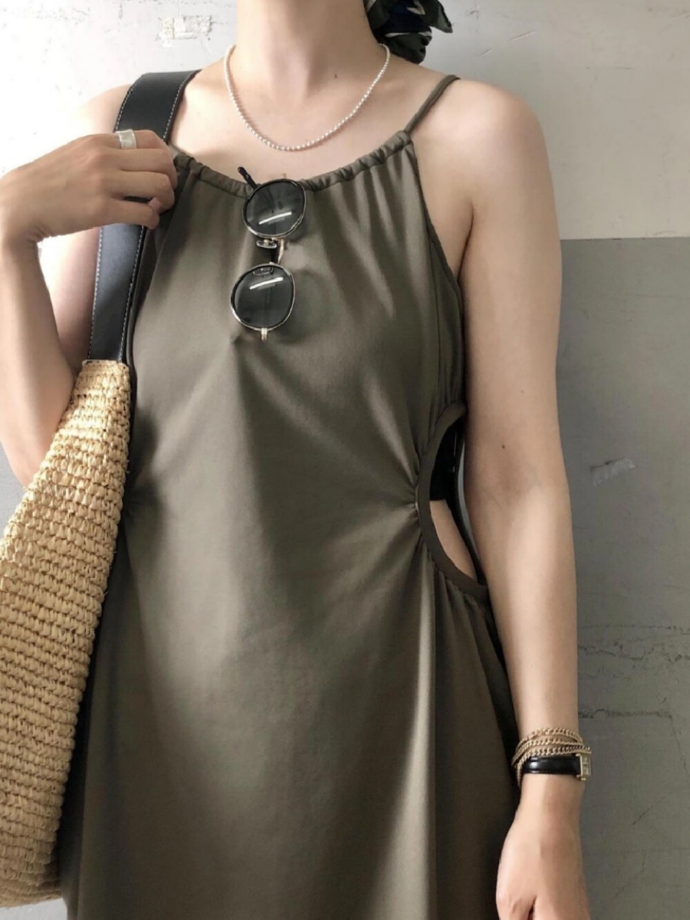 グリーン系のワンピース、ブラック系のチューブトップを着用したレディースの夏コーディネートの3枚目の写真