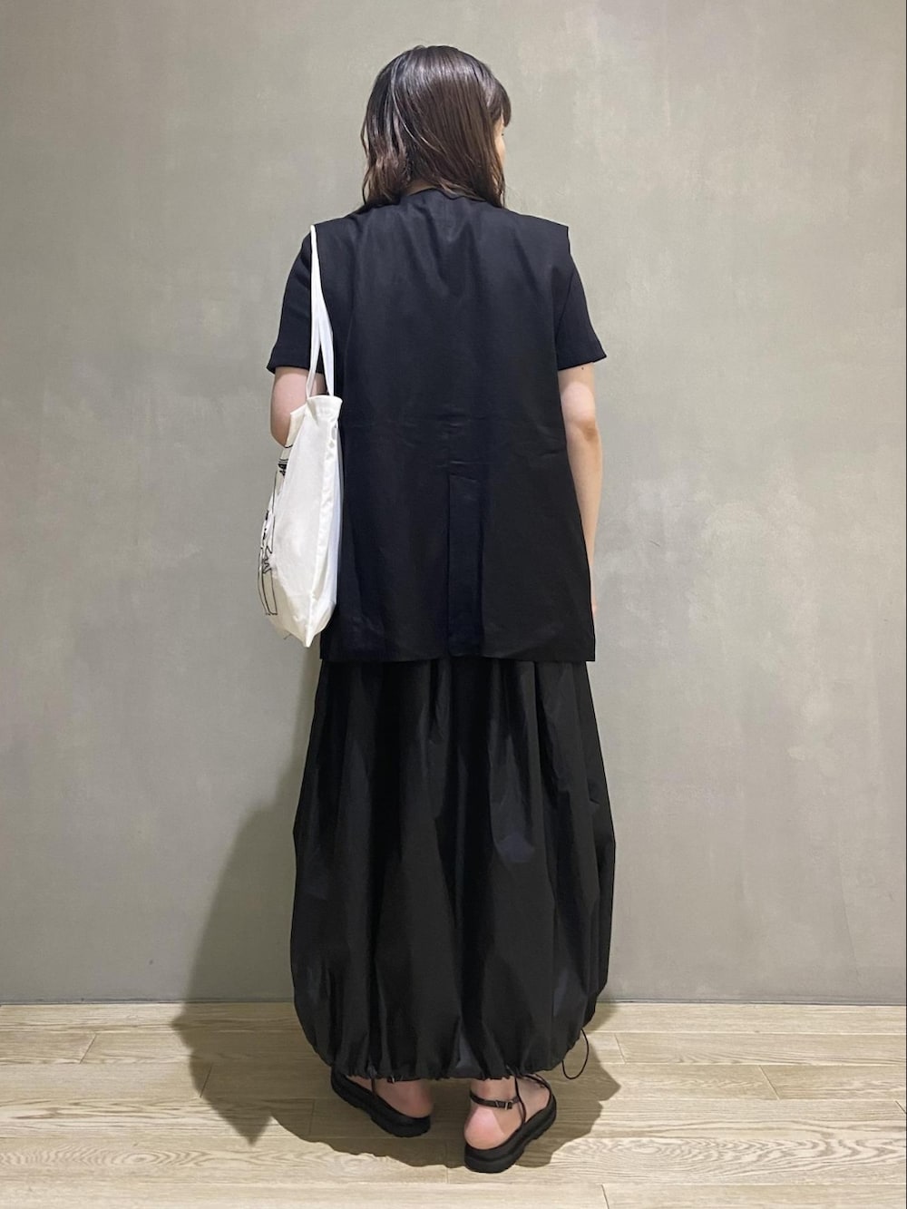 「ワンピース、モノトーン、サンダル、ジレ、アダムエロペ(ADAM ET ROPE')、Adam et Rope'、モノトーンコーデ、夏コーデ、ワンピーススタイル、ジレスタイル」｜「ADAM ET ROPE'のリブコンビバルーンワンピース（ワンピース、ブラック系）」を使った、ADAM ET ROPE' STAFFさん（レディース・160cm）の夏コーディネートの2枚目の写真