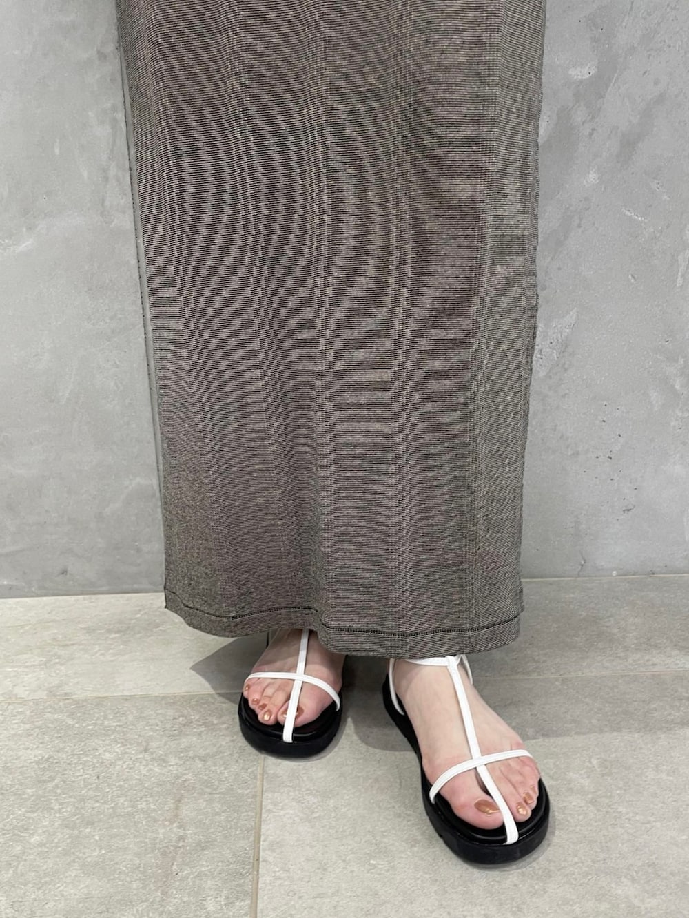 「春夏コーデ、休日スタイル、カーディガン、アダムエロペ(ADAM ET ROPE')、Adam et Rope'、adametrope、シャーリングブラウス、ワンピース、リゾートスタイル、miller、別注」｜「ADAM ET ROPE'のシャーリングホックカーディガン（カーディガン/ボレロ、ホワイト系）」を使った、ADAM ET ROPE' STAFFさん（レディース・165cm）の春コーディネートの4枚目の写真