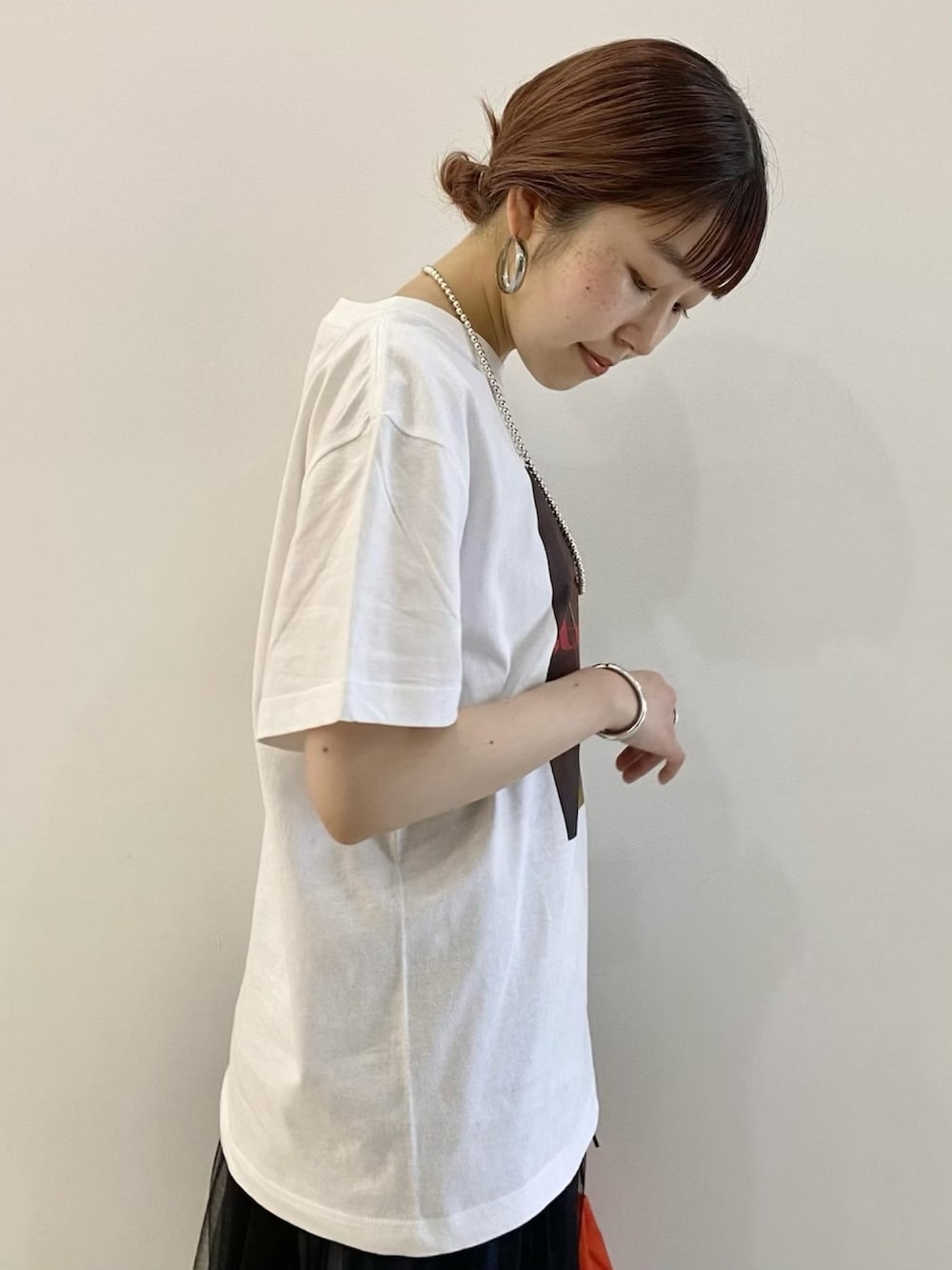 「休日スタイル、アダムエロペ(ADAM ET ROPE')、Adam et Rope'、adametrope、アダムエロペ、フォトT、デニム、レイヤードスタイル、大人可愛い、おでかけコーデ、春夏コーデ」｜「ADAM ET ROPE'の【Study for BIOTOP】Photo T-shirts（Tシャツ/カットソー、ホワイト系）」を使った、ADAM ET ROPE' STAFFさん（レディース・157cm）の春コーディネートの3枚目の写真