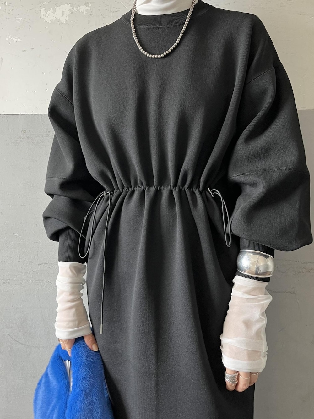 「ワンピース、レイヤード、ブラック、レイヤードスタイル、大人カジュアル、アダムエロペ(ADAM ET ROPE')、Adam et Rope'、秋、大人かわいい、秋冬コーデ」｜「ADAM ET ROPE'のフォルムニットワンピース（ワンピース、ブラック系）」を使った、ADAM ET ROPE' STAFFさん（レディース・158cm）の秋コーディネートの3枚目の写真