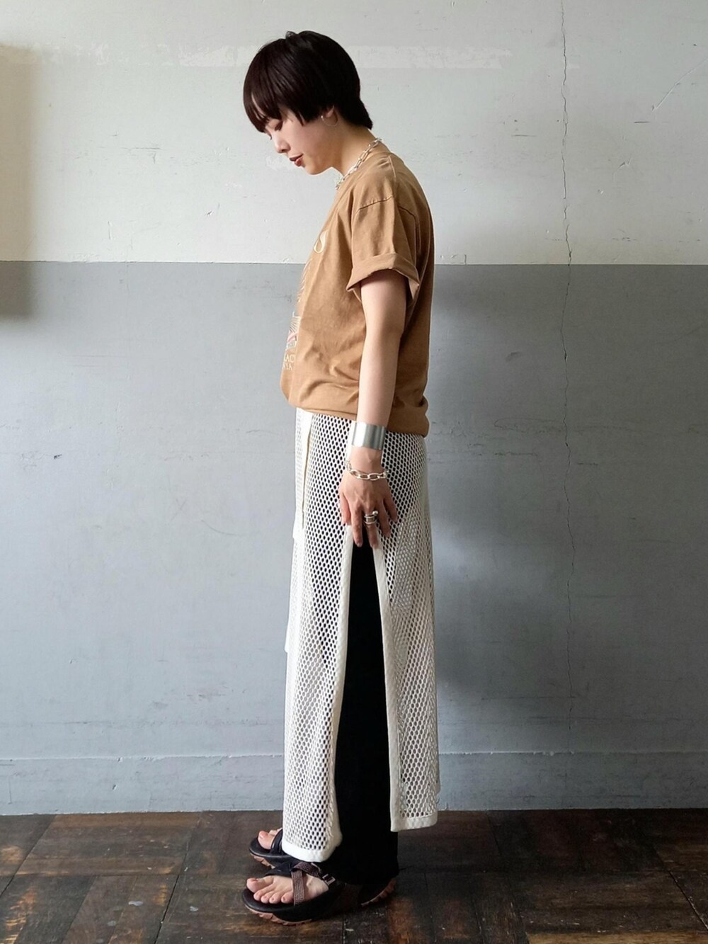 ベージュ系のTシャツ/カットソー、ホワイト系のワンピース、ホワイト系のハンドバッグを着用したレディースの夏コーディネートの3枚目の写真