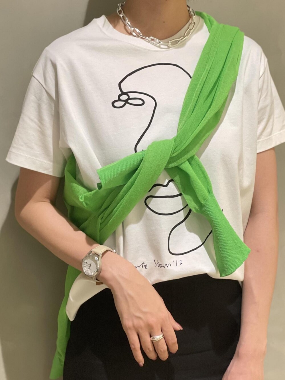 「ロングスカート、サンダル、アダムエロペ(ADAM ET ROPE')、プリントT、Adam et Rope'、スカートスタイル、カジュアルコーデ、ショートヘア、たすき掛け、夏だ！Tシャツ着よう！」｜「ADAM ET ROPE'の【WEB限定】リネンMIXバックマーメイドスカート（スカート、ブラック系）」を使った、ADAM ET ROPE' STAFFさん（レディース・165cm）の夏コーディネートの2枚目の写真