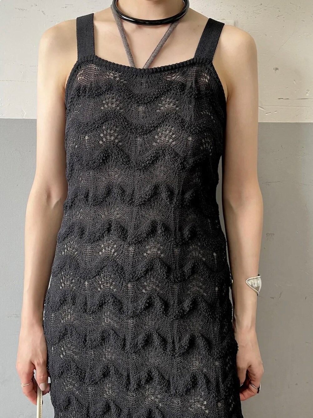 ブラック系のワンピース、イエロー系のスニーカーを着用したレディースの春コーディネートの4枚目の写真