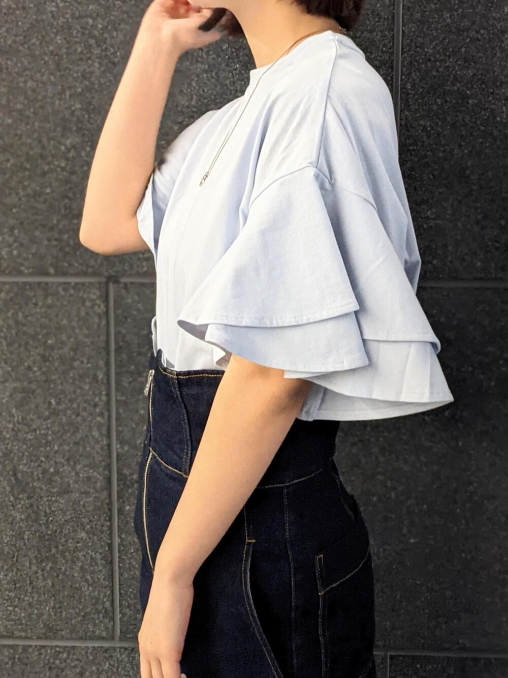 「デニム、ハイウエスト、デニムパンツ、サンダル、アダムエロペ(ADAM ET ROPE')、Adam et Rope'、ボリュームスリーブ、フレアスリーブ、袖ボリューム、ボリューム袖」｜「ADAM ET ROPE'の【WEB限定】フレアスリーブカットプルオーバー（Tシャツ/カットソー、ブルー系）」を使った、ADAM ET ROPE' STAFFさん（レディース・163cm）の春コーディネートの3枚目の写真