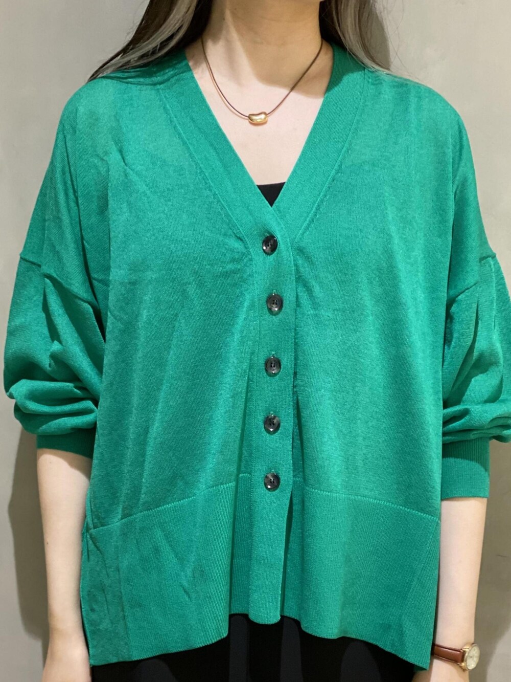 グリーン系のカーディガン/ボレロ、ブラック系のバッグ、ブラック系のワンピースを着用したレディースの夏コーディネートの3枚目の写真