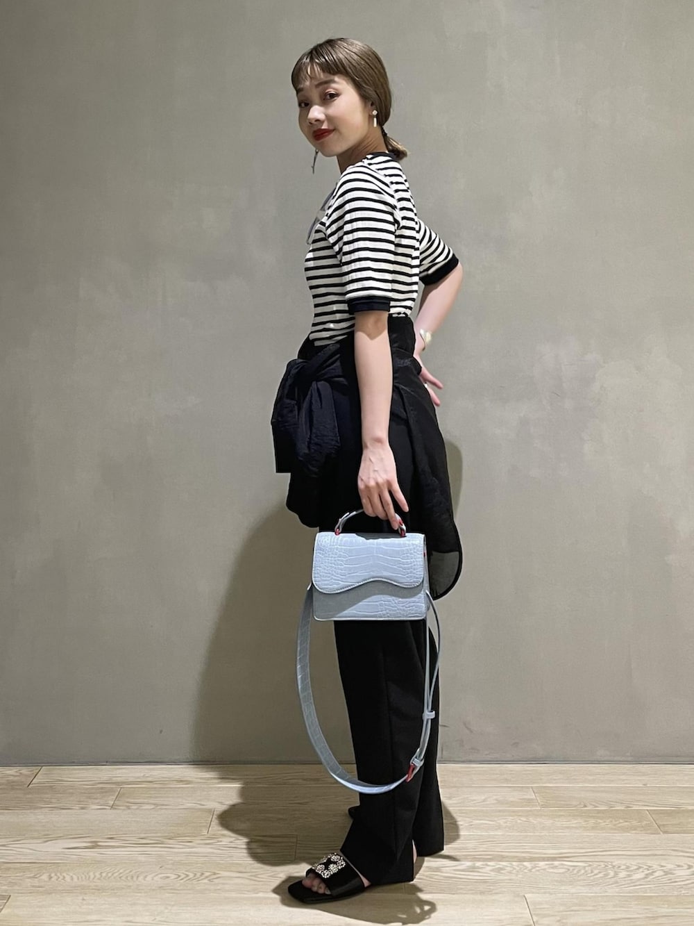 ホワイト系のTシャツ/カットソー、ブラック系のその他パンツ、ブラック系のシャツ/ブラウスを着用したレディースの夏コーディネートの2枚目の写真