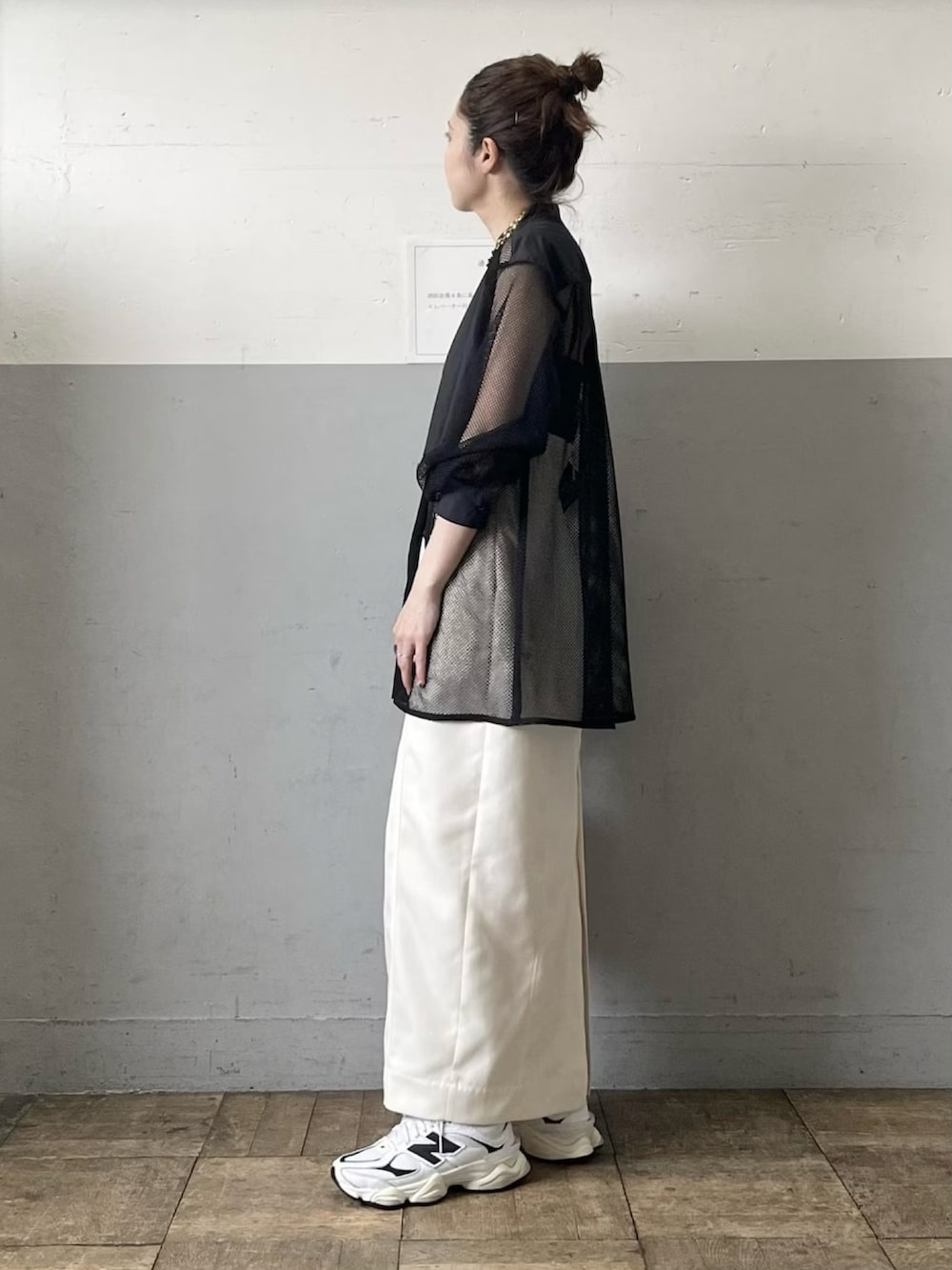 「休日コーデ、アダムエロペ(ADAM ET ROPE')、Adam et Rope'、モノトーンコーデ、シースルー、シンプルスタイル、アダムエロペ、おでかけコーデ、メッシュトップス、adametrope」｜「ADAM ET ROPE'の【サステナブル】スタンドカラーメッシュシャツ（シャツ/ブラウス、ブラック系）」を使った、ADAM ET ROPE' STAFFさん（レディース・158cm）の春コーディネートの2枚目の写真