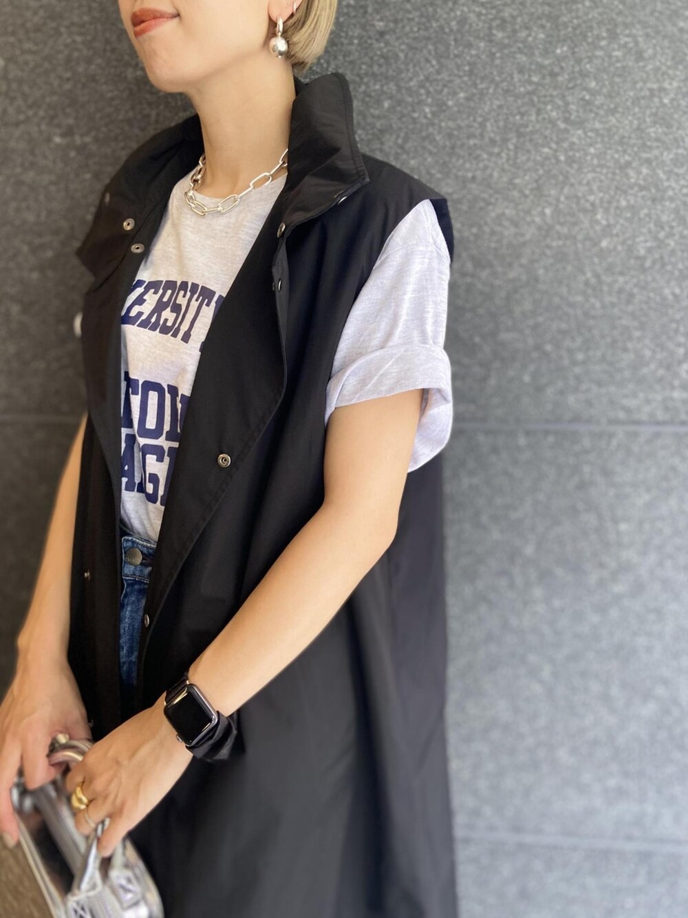 「カジュアル、デニムパンツ、アダムエロペ(ADAM ET ROPE')、Adam et Rope'、パンツコーデ、秋コーデ、初秋コーデ、秋先取りコーデ、スクエアバッグ、秋服準備はじめました」｜「ADAM ET ROPE'の【GOOD ROCK SPEED】COLLEGE Tee UCLA（Tシャツ/カットソー、グレー系）」を使った、ADAM ET ROPE' STAFFさん（レディース・157cm）の秋コーディネートの4枚目の写真