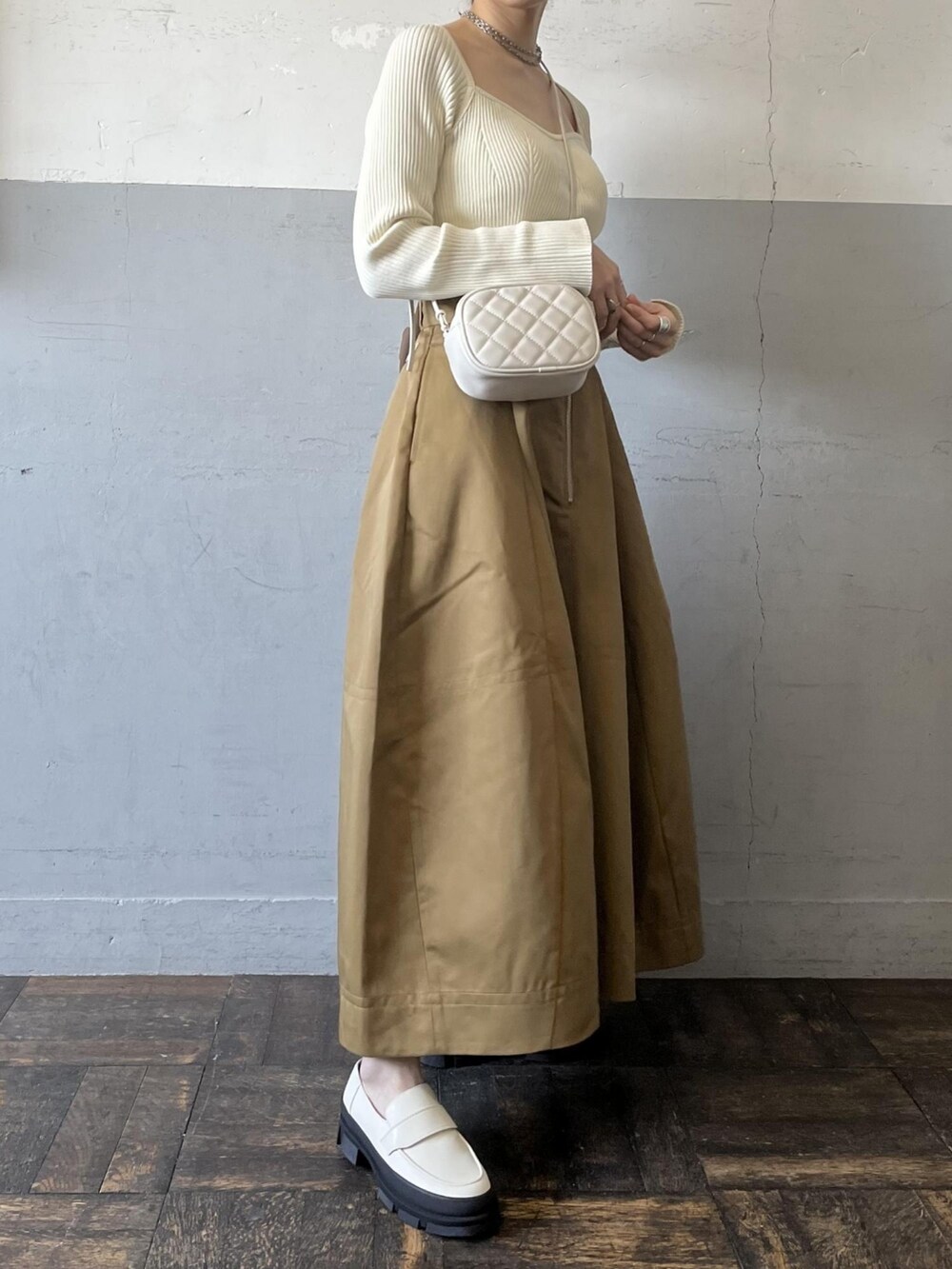 「フレアスカート、ワントーンコーデ、ベージュ、フレア、ワントーン、アダムエロペ(ADAM ET ROPE')、春、Adam et Rope'、ベージュコーデ、春コーデ」｜「ADAM ET ROPE'のカップインニットプルオーバー（ニット/セーター、ホワイト系）」を使った、ADAM ET ROPE' STAFFさん（レディース・158cm）の春コーディネートの3枚目の写真