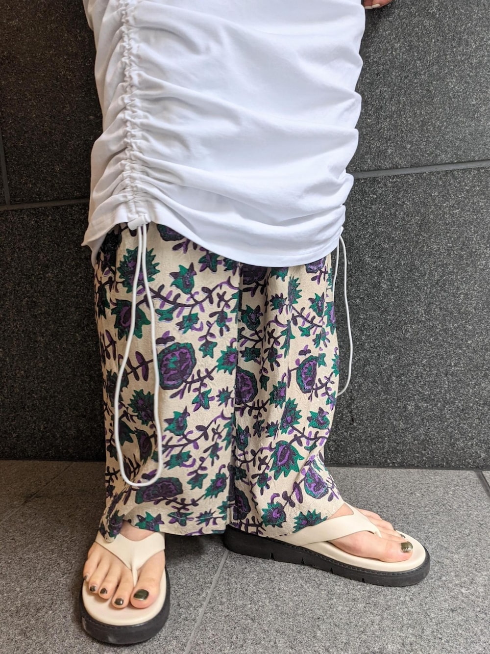 「ワンピース、カジュアル、重ね着、レイヤード、レイヤードスタイル、アダムエロペ(ADAM ET ROPE')、ロングワンピース、Adam et Rope'、Tシャツワンピ、ラクチンコーデ」｜「ADAM ET ROPE'のＴシャツワンピース（ワンピース、ホワイト系）」を使った、ADAM ET ROPE' STAFFさん（レディース・163cm）の春コーディネートの4枚目の写真
