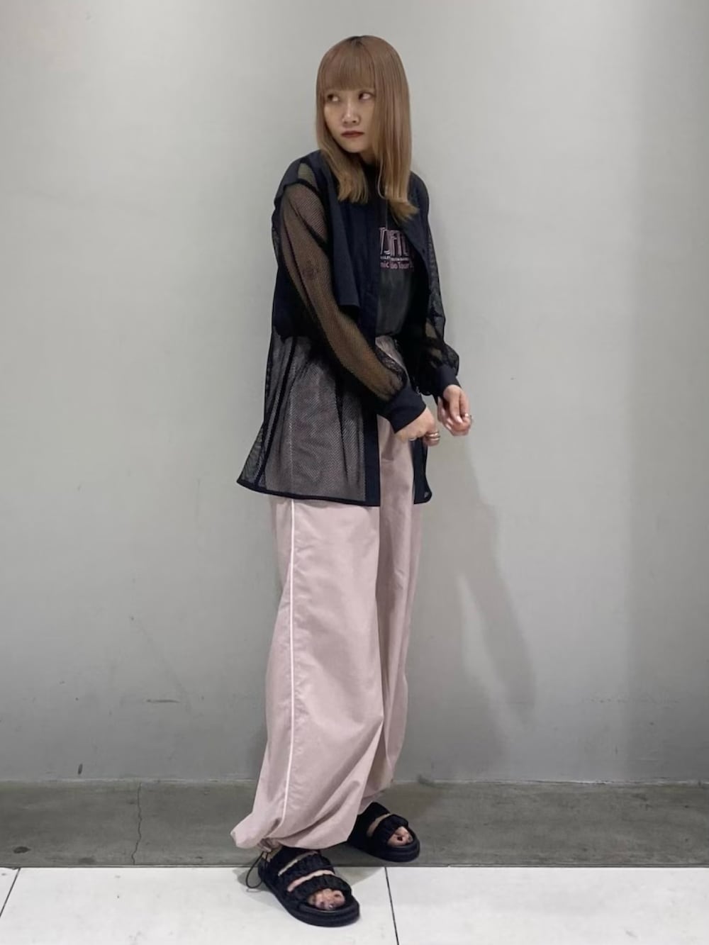 ブラック系のタンクトップ、ブラック系のシャツ/ブラウス、パープル系のカーゴパンツを着用したレディースの春コーディネートの2枚目の写真