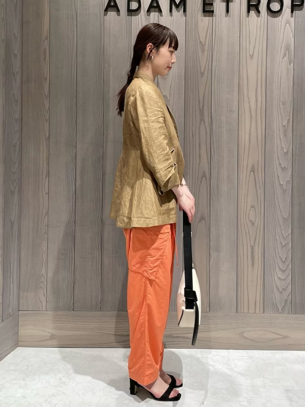「アダムエロペ(ADAM ET ROPE')、Adam et Rope'、adametrope、ジャケット、ナイロンパンツ、ワークパンツ、カーゴパンツ、カラーパンツ、春服コーデ、お出かけコーデ、オトナ女子、いまどきジャケット写真」｜「ADAM ET ROPE'の【サステナブル】リサイクルナイロンカーゴパンツ（カーゴパンツ、オレンジ系）」を使った、ADAM ET ROPE' STAFFさん（レディース・165cm）の春コーディネートの2枚目の写真