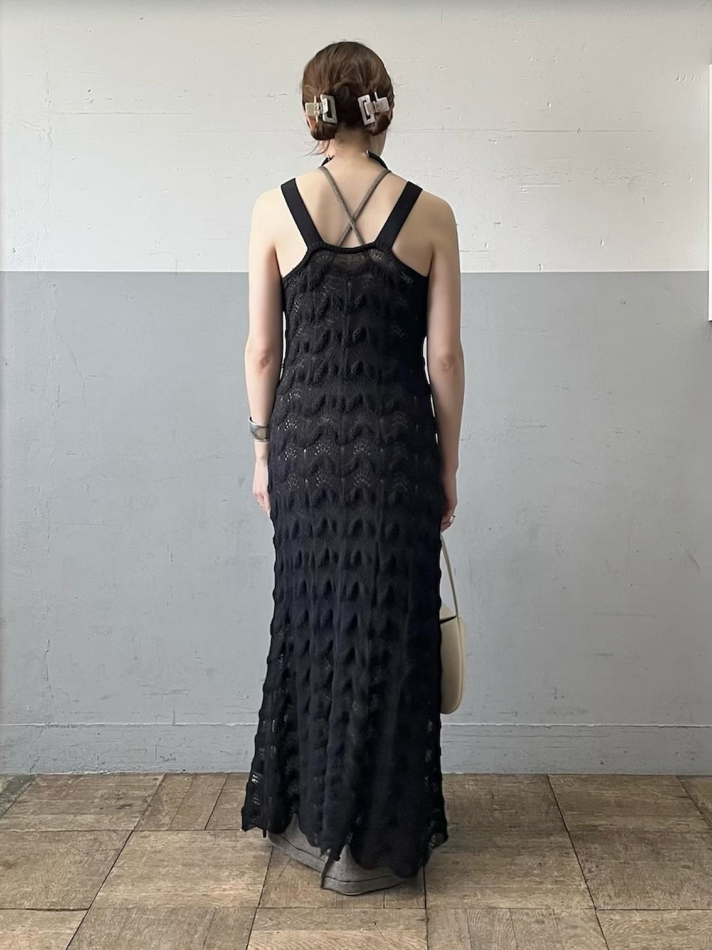 ブラック系のワンピース、イエロー系のスニーカーを着用したレディースの春コーディネートの3枚目の写真