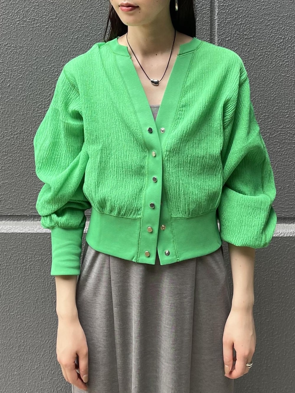 グリーン系のカーディガン/ボレロ、グレー系のワンピース、ブラック系のサンダルを着用したレディースの夏コーディネートの4枚目の写真