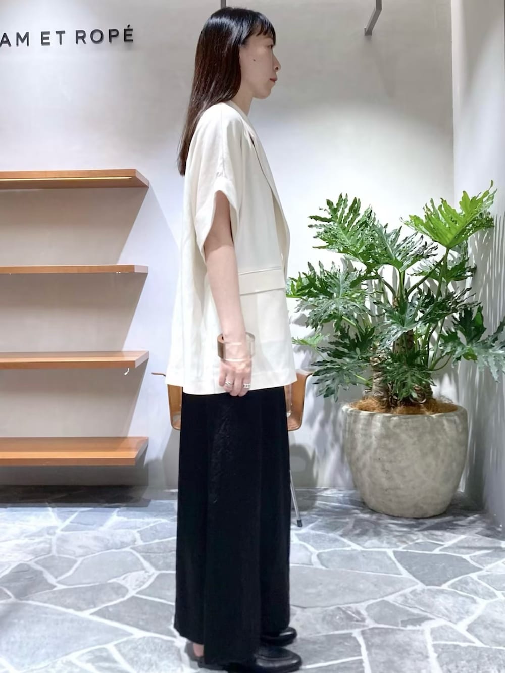 ホワイト系のその他アウター、ブラック系のキャミソール、ブラック系のローファーを着用したレディースの春コーディネートの3枚目の写真