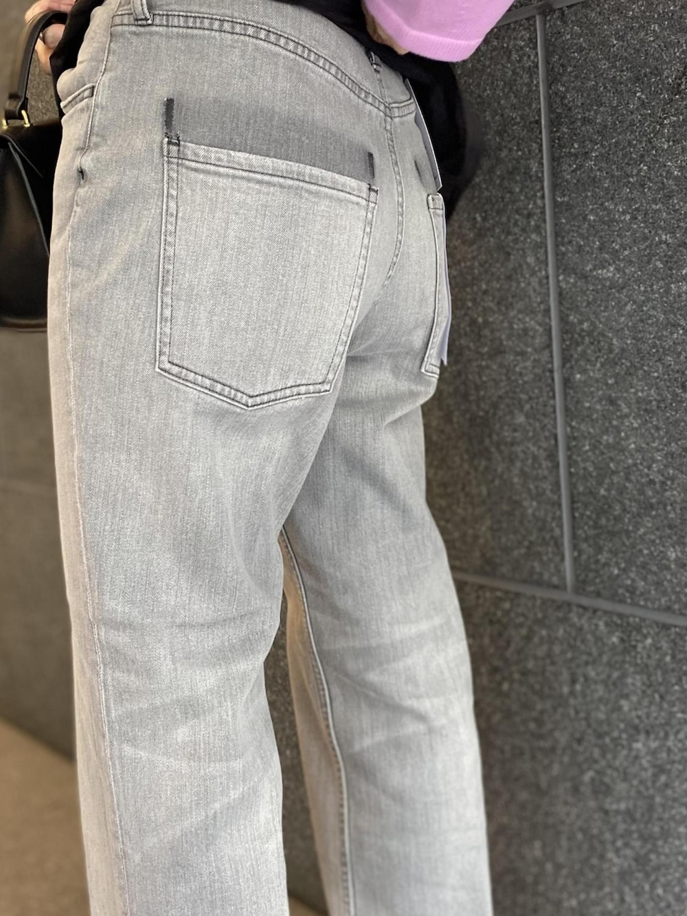 ブラック系のシャツ/ブラウス、ピンク系のニット/セーター、グレー系のデニムパンツを着用したレディースの夏コーディネートの4枚目の写真