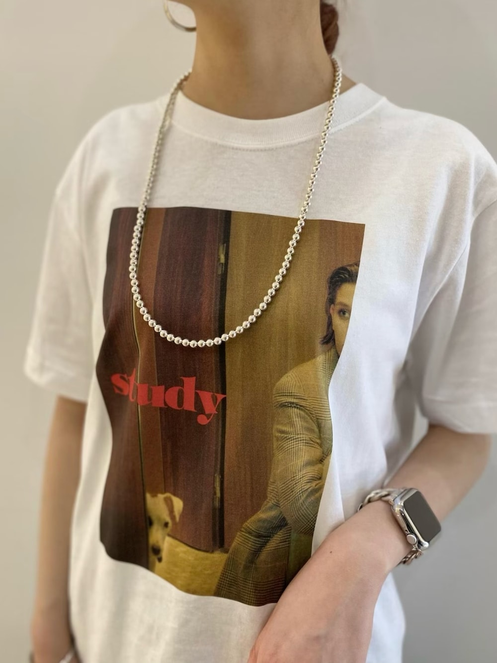 「休日スタイル、アダムエロペ(ADAM ET ROPE')、Adam et Rope'、adametrope、アダムエロペ、フォトT、デニム、レイヤードスタイル、大人可愛い、おでかけコーデ、春夏コーデ」｜「ADAM ET ROPE'の【Study for BIOTOP】Photo T-shirts（Tシャツ/カットソー、ホワイト系）」を使った、ADAM ET ROPE' STAFFさん（レディース・157cm）の春コーディネートの4枚目の写真
