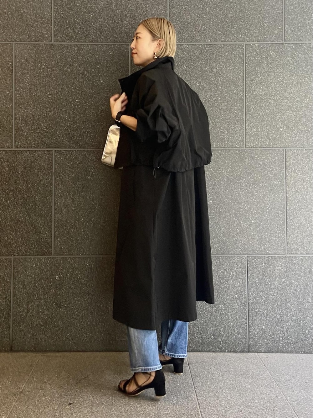 「カジュアル、デニムパンツ、アダムエロペ(ADAM ET ROPE')、Adam et Rope'、パンツコーデ、秋コーデ、初秋コーデ、秋先取りコーデ、スクエアバッグ、秋服準備はじめました」｜「ADAM ET ROPE'の【GOOD ROCK SPEED】COLLEGE Tee UCLA（Tシャツ/カットソー、グレー系）」を使った、ADAM ET ROPE' STAFFさん（レディース・157cm）の秋コーディネートの2枚目の写真