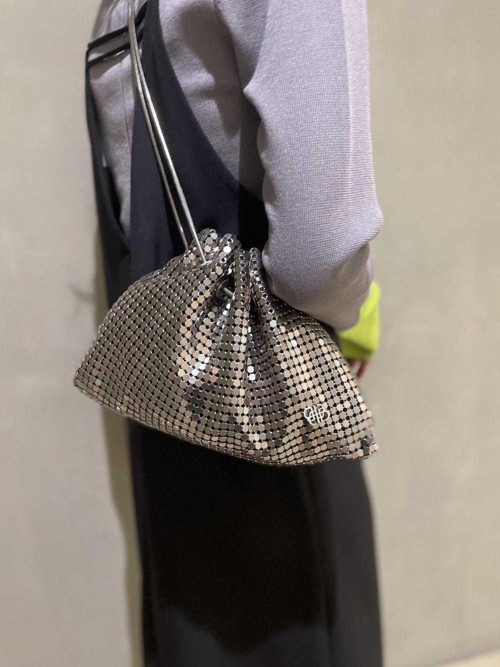 ブラック系のワンピース、グレー系のニット/セーターを着用したレディースの冬コーディネートの3枚目の写真