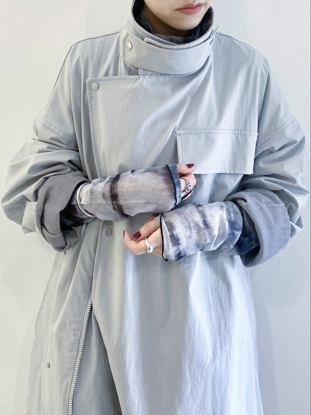 グレー系のその他アウター、グレー系のTシャツ/カットソー、グレー系のスカートを着用したレディースの秋コーディネートの3枚目の写真